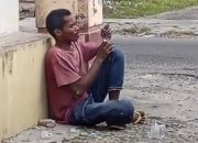 Viral Pria Isap Sabu di Pinggir Jalan Binjai, Pelaku Berhasil Diamankan Polisi.