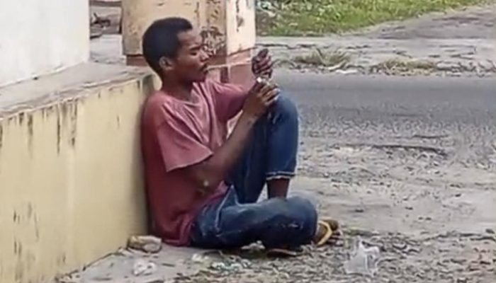 Viral Pria Isap Sabu di Pinggir Jalan Binjai, Pelaku Berhasil Diamankan Polisi.