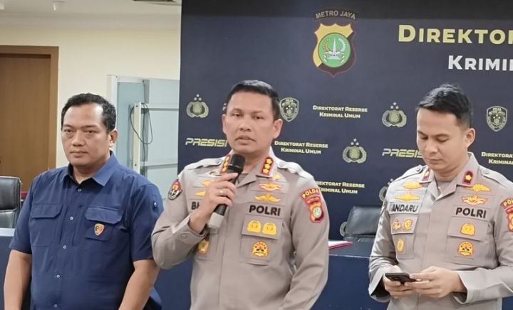 Kabid Humas Polda Metro Jaya Kombes Pol Budi Hermanto memberikan keterangan kepada wartawan terkait kasus perampokan brankas di sebuah SPBU di wilayah Babelan, Kabupaten Bekasi, Jawa Barat.