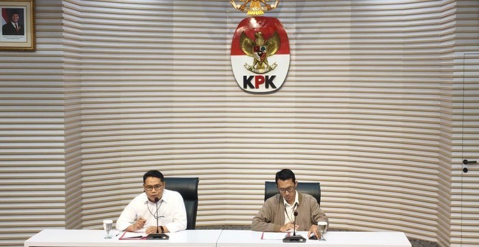 Komisi Pemberantasan Korupsi (KPK) menetapkan Bupati Cilacap Syamsul Auliya Rachman dan Sekda Kabupaten Cilacap Sadmoko Danardono sebagai tersangka dalam kasus dugaan pemerasan di lingkungan Pemerintah Kabupaten Cilacap.