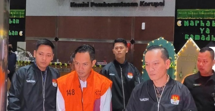 Bupati Cilacap Syamsul Auliya Rachman saat menjalani penahanan oleh Komisi Pemberantasan Korupsi (KPK) terkait kasus dugaan pemerasan.