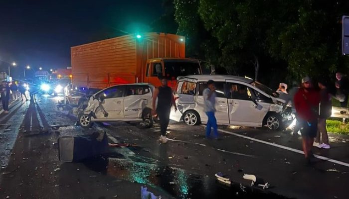 Diduga Rem Kontainer Bermasalah, Kecelakaan Beruntun Libatkan 10 Kendaraan di Tol Cipularang