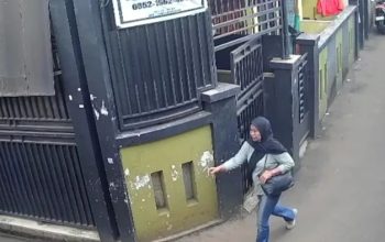 Aksi seorang wanita yang diduga mencuri uang takziah dengan berpura-pura melayat terjadi di kawasan Kramat Jati, Jakarta Timur. Saat ini pihak kepolisian tengah menyelidiki kasus pencurian tersebut.