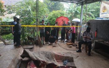 Petugas kepolisian melakukan olah tempat kejadian perkara (TKP) di rumah korban di wilayah Meruyung, Limo, Kota Depok, lokasi ditemukannya jasad wanita yang telah menjadi tulang