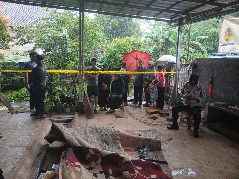 Petugas kepolisian melakukan olah tempat kejadian perkara (TKP) di rumah korban di wilayah Meruyung, Limo, Kota Depok, lokasi ditemukannya jasad wanita yang telah menjadi tulang