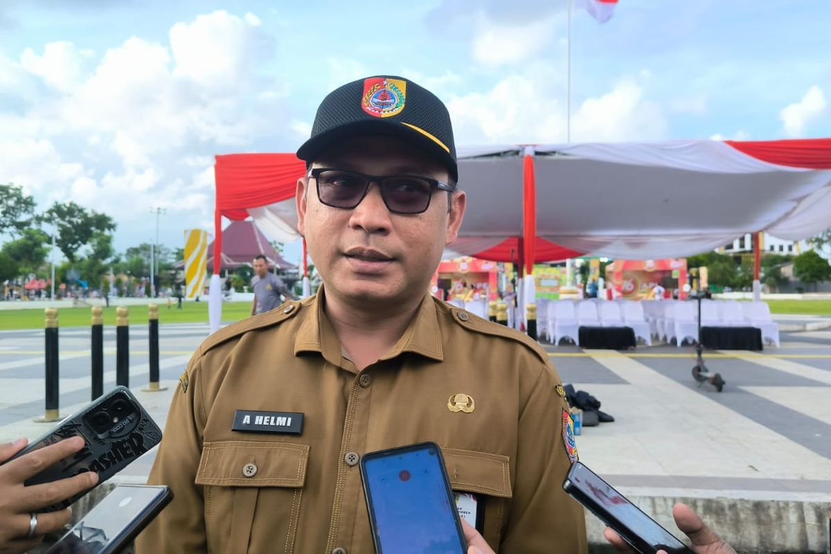 Ketua Satgas Makan Bergizi Gratis (MBG) Jember, Akhmad Helmi Lukman, memberikan keterangan kepada wartawan di Alun-alun Jember, Kamis (12/3/2026), terkait penghentian sementara operasional sejumlah Satuan Pelayanan Pemenuhan Gizi (SPPG) di wilayah tersebut.