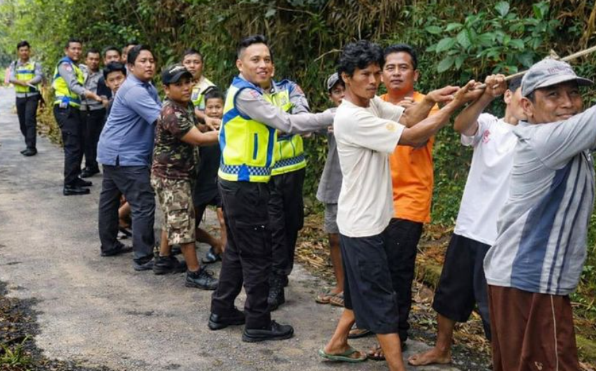 Petugas kepolisian bersama warga membantu proses evakuasi kendaraan pikap yang mengalami kecelakaan di Jalan Sidayu, Desa Somagede, Kecamatan Sempor, Kebumen, Senin (9/3/2026).