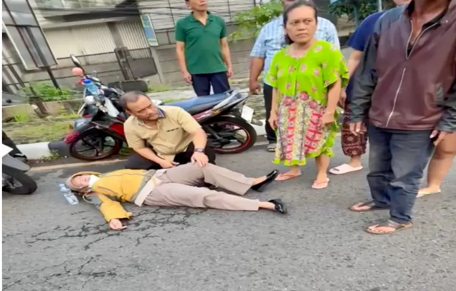 Gubenur Ahmad Luthfi turun langsung membantu proses penanganan korban kecelakaan di Jalan Gombel, Kota Semarang, di tengah padatnya arus lalu lintas pagi hari.