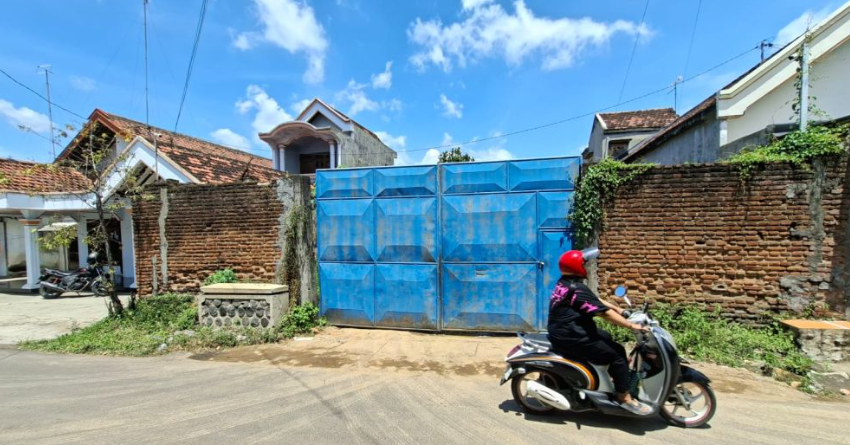 Petugas menggerebek gudang di Jalan Lurah Surodarmo IV, Kelurahan Cangkringan, Kecamatan/Kabupaten Nganjuk, yang diduga menjadi lokasi pengoplosan gas LPG bersubsidi