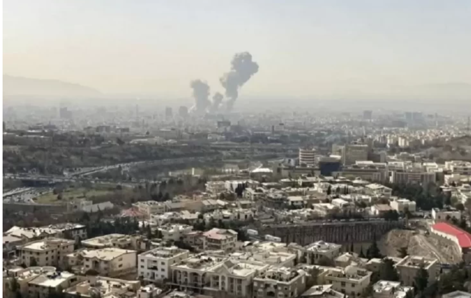 Asap mengepul di atas Teheran setelah kompleks Kantor Pemimpin Tertinggi Iran menjadi target serangan Israel dan AS.