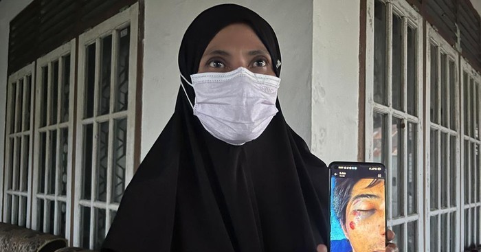 Dewi, warga Muaro Jambi, menunjukkan bukti kondisi korban sambil terus memperjuangkan keadilan atas kematian adiknya, Dedi Putra, yang hingga kini belum terungkap.