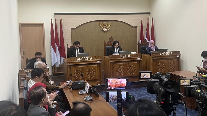 Caption foto: Majelis Komisioner Komisi Informasi Pusat (KIP) menggelar sidang sengketa informasi terkait dokumen studi Presiden ke-7 RI Joko Widodo di Universitas Gadjah Mada (UGM) di Gedung KIP, Jakarta Pusat.