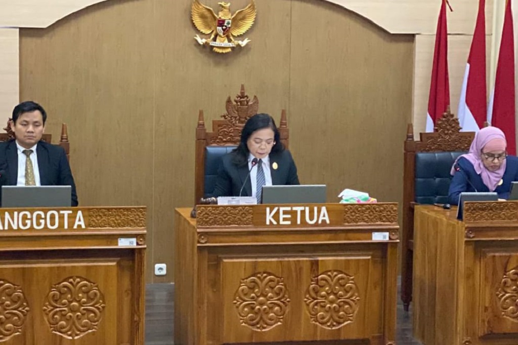 Majelis Komisioner Komisi Informasi Pusat (KIP) saat menggelar sidang sengketa informasi terkait dokumen studi Presiden ke-7 RI Joko Widodo di Universitas Gadjah Mada (UGM) di Jakarta Pusat.