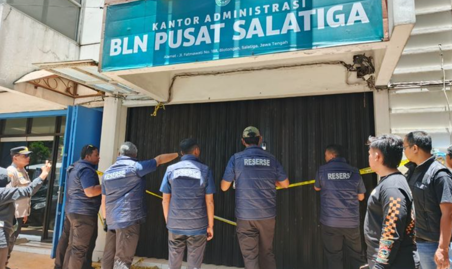 Tim penyidik Polda Jawa Tengah melakukan penggeledahan di kantor Koperasi BLN di Jalan Fatmawati, Kota Salatiga, dalam penyidikan kasus investasi bodong