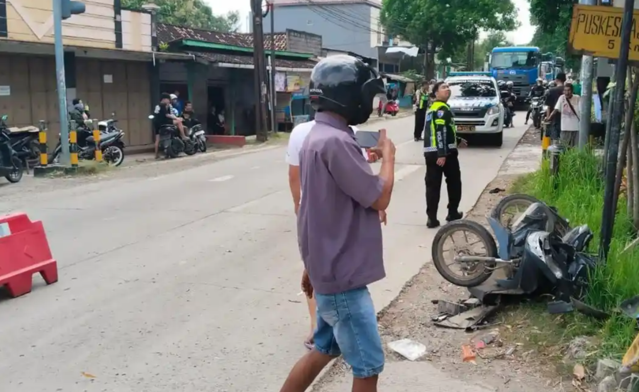 Sebuah sepeda motor mengalami kerusakan parah usai tertabrak truk tronton di perempatan Tamanrejo, Kecamatan Tunjungan, Blora, setelah truk diduga mengalami rem blong dan menabrak sejumlah motor yang berhenti di lampu merah.