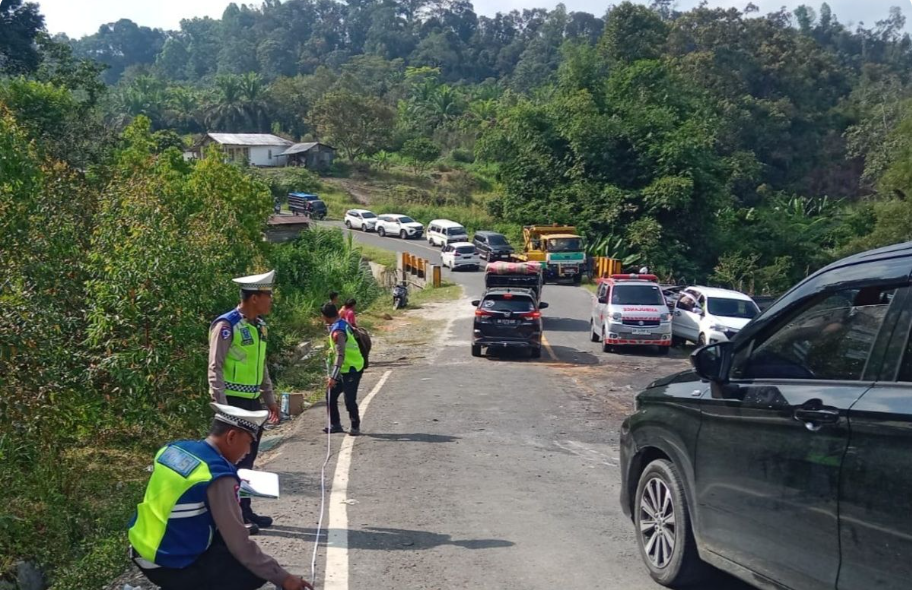 Petugas Satlantas Polres Simalungun melakukan olah TKP usai kecelakaan di jalur alternatif KM 06-07 Simpang Palang menuju Simpang Sitahoan, Dusun Talun Sungkit, Nagori Pondok Bulu, Kabupaten Simalungun, Sumatera Utara.