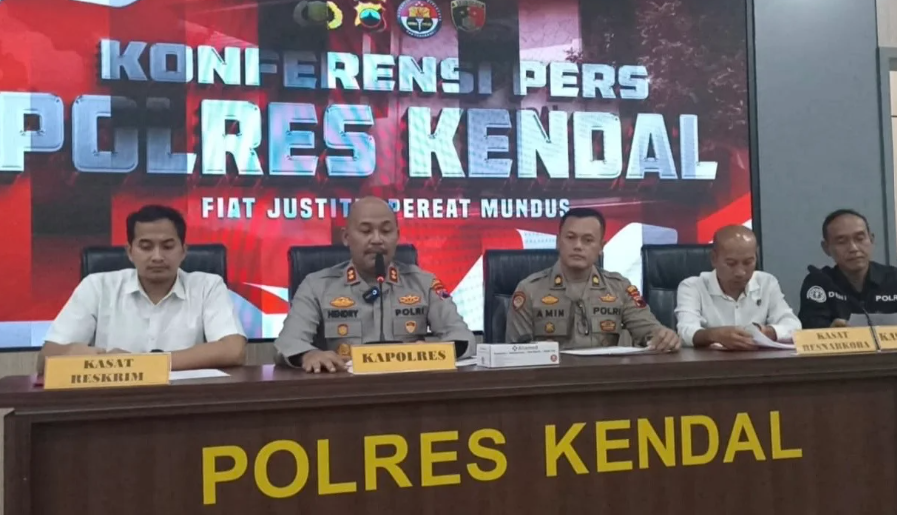 Kapolres Kendal menggelar konferensi pers terkait kasus pemukulan Kapolsek dan anggota Polsek Kaliwungu saat melerai tawuran, di Mapolres Kendal.