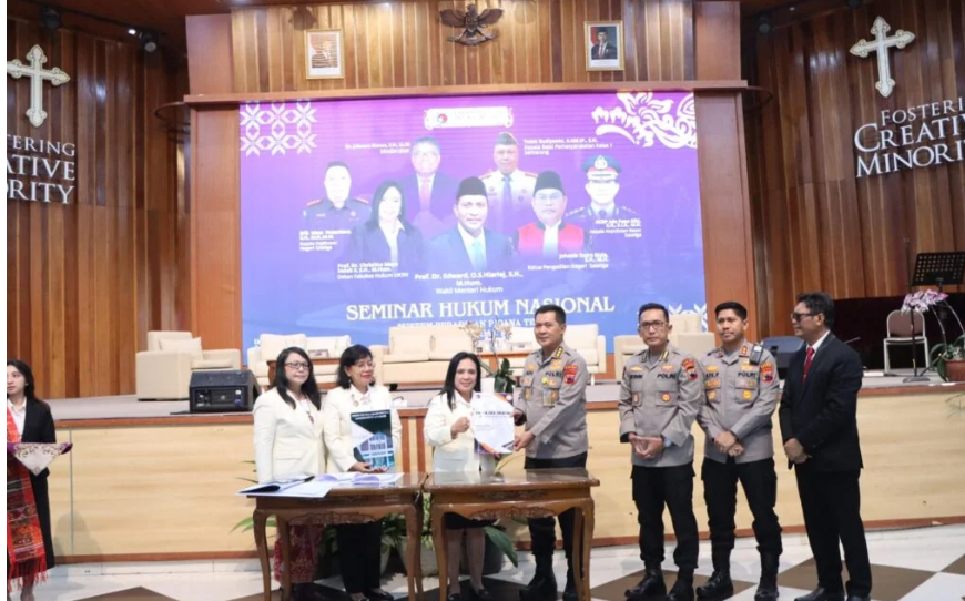 Pejabat Universitas Kristen Satya Wacana (UKSW) bersama jajaran Polda Jawa Tengah saat penandatanganan kerja sama dan peresmian Pusat Studi Kepolisian.