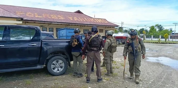 Personel Satgas Operasi Damai Cartenz saat mengamankan Komandan Kelompok Kriminal Bersenjata (KKB) Philip Kobak alias Nenak Kobak di wilayah Dekai, Kabupaten Yahukimo, Papua Pegunungan.