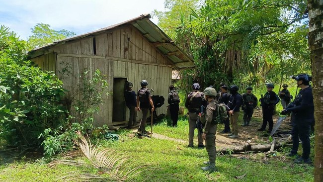 Personel Satgas Operasi Damai Cartenz melakukan penggeledahan di rumah Komandan Kelompok Kriminal Bersenjata (KKB) Philip Kobak alias Nenak Kobak di wilayah Dekai, Kabupaten Yahukimo, Papua Pegunungan.