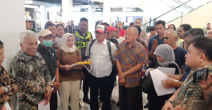 Majelis hakim Pengadilan Tipikor Semarang bersama jaksa, penasihat hukum, dan terdakwa Jap Ferry Sanjaya saat melakukan pemeriksaan setempat di Plaza Klaten