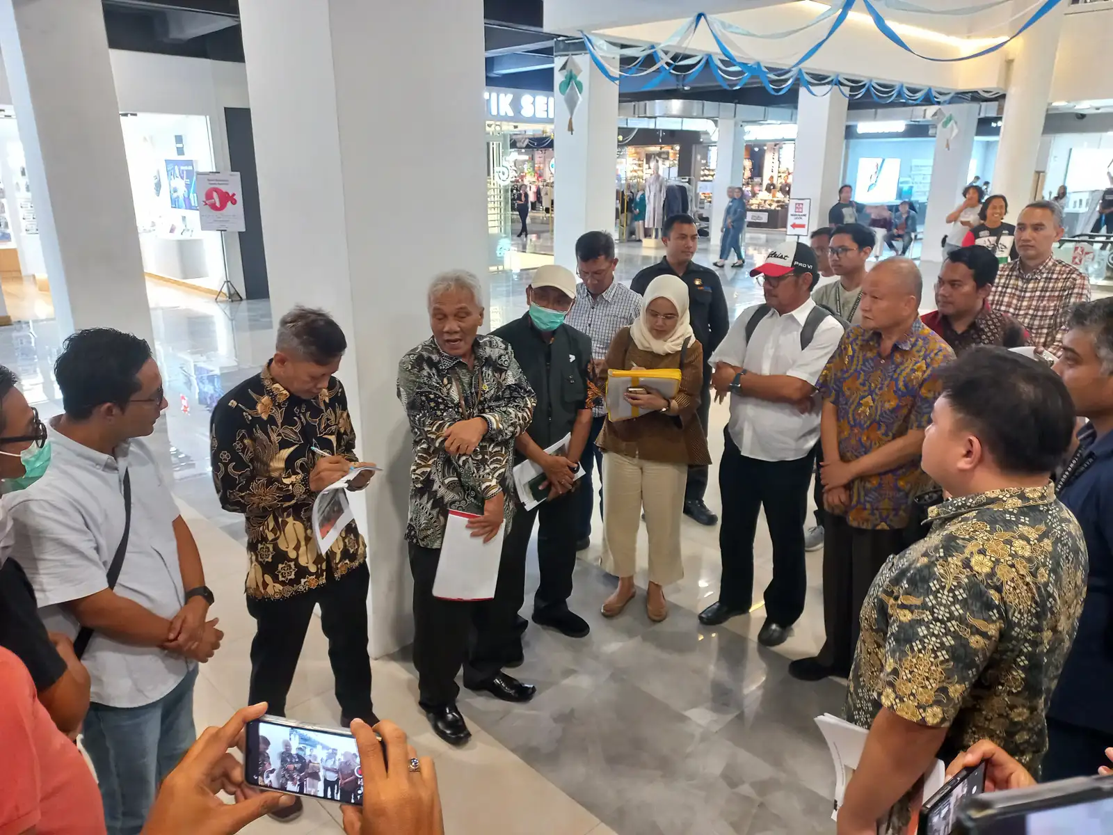 Majelis hakim Pengadilan Tipikor Semarang bersama jaksa, penasihat hukum, dan terdakwa Jap Ferry Sanjaya saat melakukan pemeriksaan setempat di Plaza Klaten