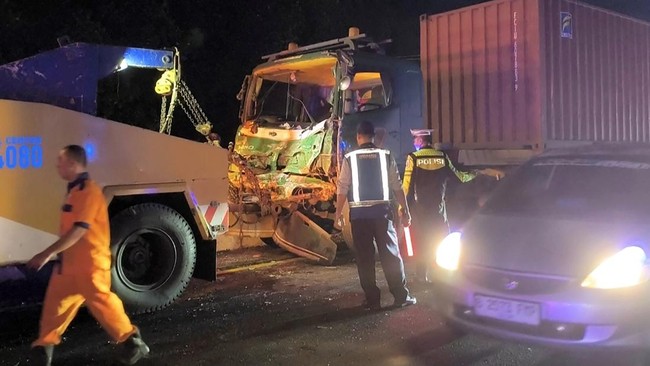 Petugas mengevakuasi truk yang terlibat dalam kecelakaan beruntun di Tol Cipularang KM 93 B, Kamis (5/3/2026).