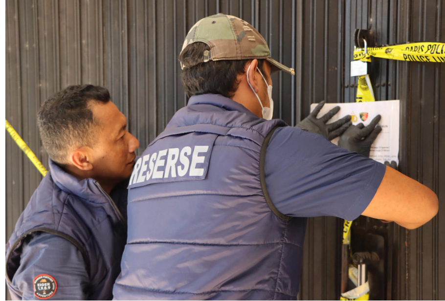 Tim penyidik Polda Jateng melakukan penggeledahan di Kantor Administrasi Koperasi Bahana Lintas Nusantara (BLN), Jalan Fatmawati No. 188, Blotongan, Sidorejo, Kota Salatiga.
