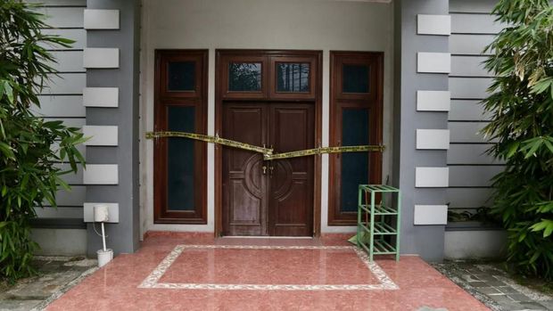 Bangunan rumah di kawasan Harjamukti, Cirebon, yang digunakan sebagai tempat produksi kosmetik ilegal telah dipasangi garis polisi oleh petugas.