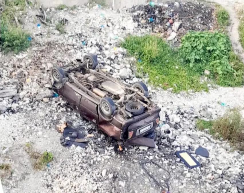 Kondisi mobil yang terbalik setelah mengalami kecelakaan tunggal di kawasan Jembatan Porsea, Kabupaten Toba, Senin (23/3/2026) dini hari. Lima orang di dalam kendaraan mengalami luka-luka.