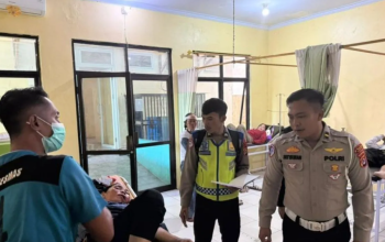 Personel Polres Lebak memantau kondisi penumpang bus wisata yang mengalami luka usai kecelakaan di turunan Cariang menuju Pantai Sawarna, Kabupaten Lebak.