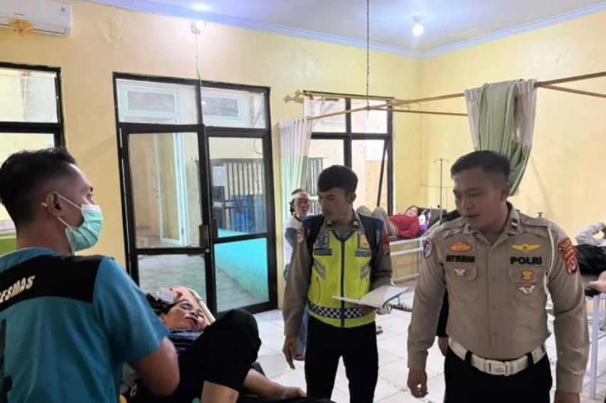 Personel Polres Lebak memantau kondisi penumpang bus wisata yang mengalami luka usai kecelakaan di turunan Cariang menuju Pantai Sawarna, Kabupaten Lebak.