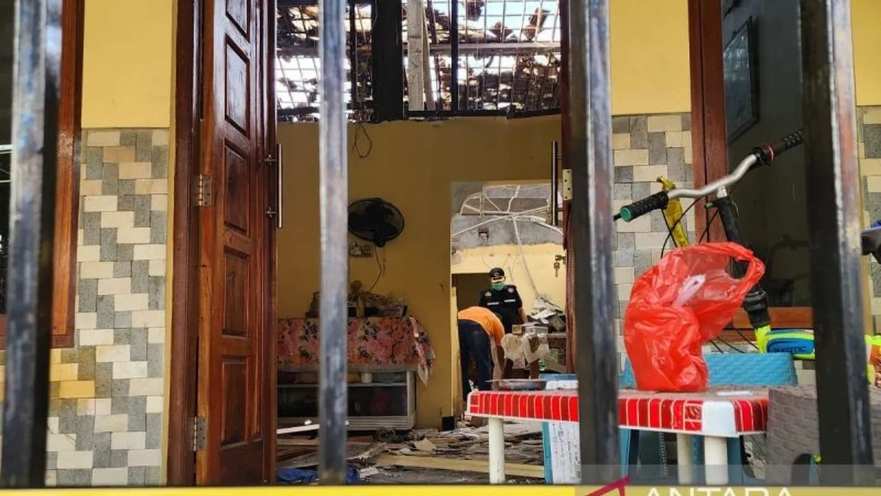 Kondisi rumah warga yang rusak akibat ledakan bahan petasan di Kelurahan Tambakrejo, Kecamatan Gayamsari, Kota Semarang.