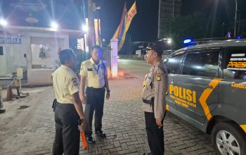 Personel Polsek Curug saat melaksanakan patroli malam dalam rangka operasi kejahatan jalanan guna menjaga keamanan dan ketertiban masyarakat di wilayah Tangerang Selatan.