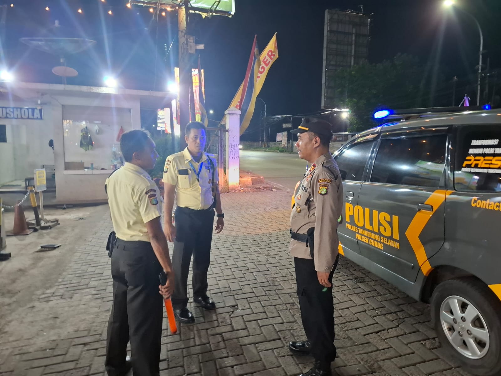 Personel Polsek Curug saat melaksanakan patroli malam dalam rangka operasi kejahatan jalanan guna menjaga keamanan dan ketertiban masyarakat di wilayah Tangerang Selatan.