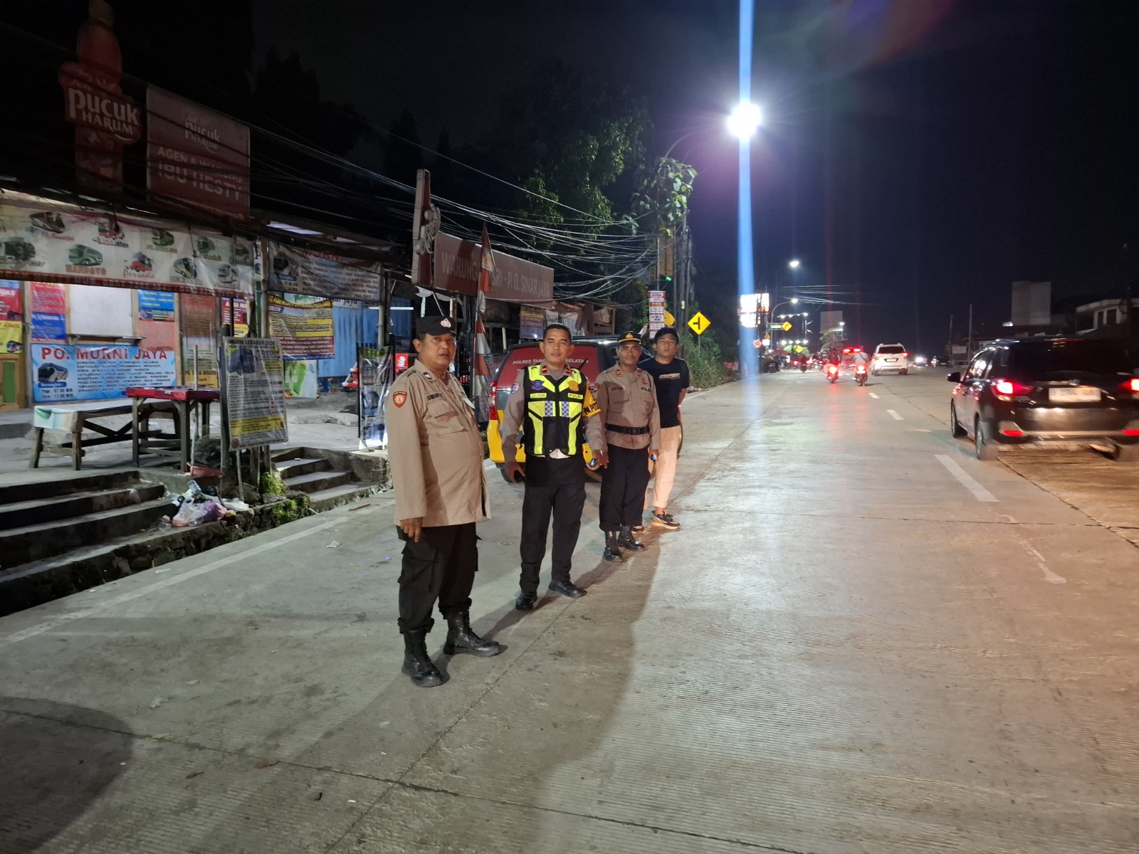 Personel Polsek Curug saat melaksanakan patroli malam dalam rangka operasi kejahatan jalanan guna menjaga keamanan dan ketertiban masyarakat di wilayah Tangerang Selatan.