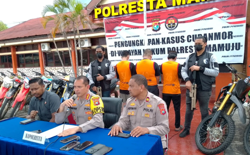 Foto: Tim Resmob Polresta Mamuju merilis penangkapan tiga pelaku sindikat pencurian motor trail saat konferensi pers di Mapolresta Mamuju.