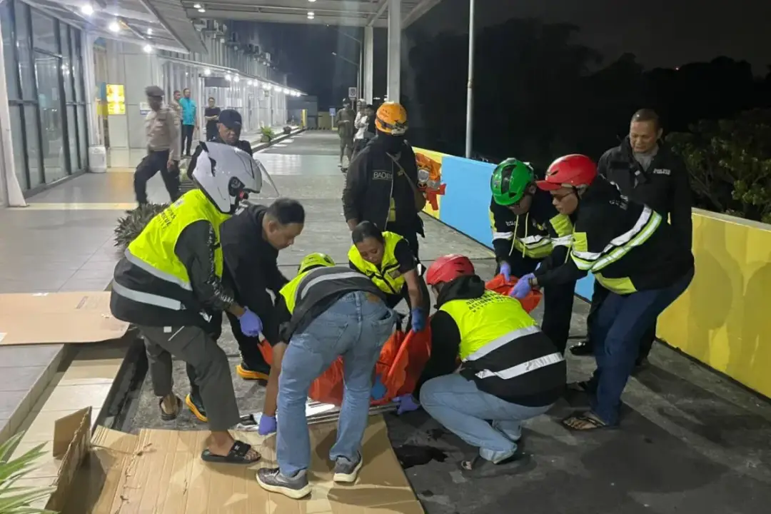 Jenazah korban dievakuasi setelah diduga terjatuh dari lantai 11 Apartemen Suhat, Malang.