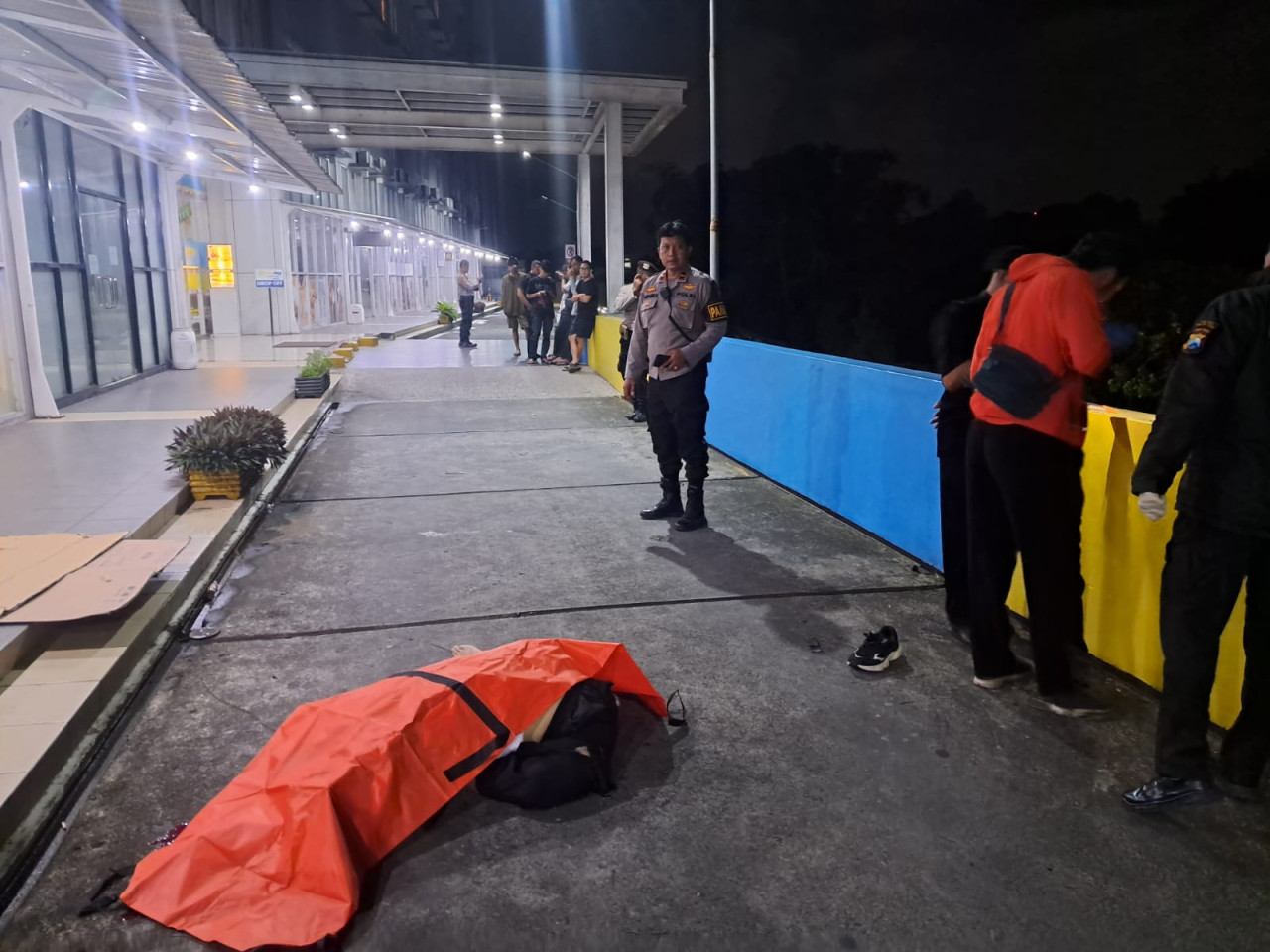 Jenazah korban dievakuasi setelah diduga terjatuh dari lantai 11 Apartemen Suhat, Malang.