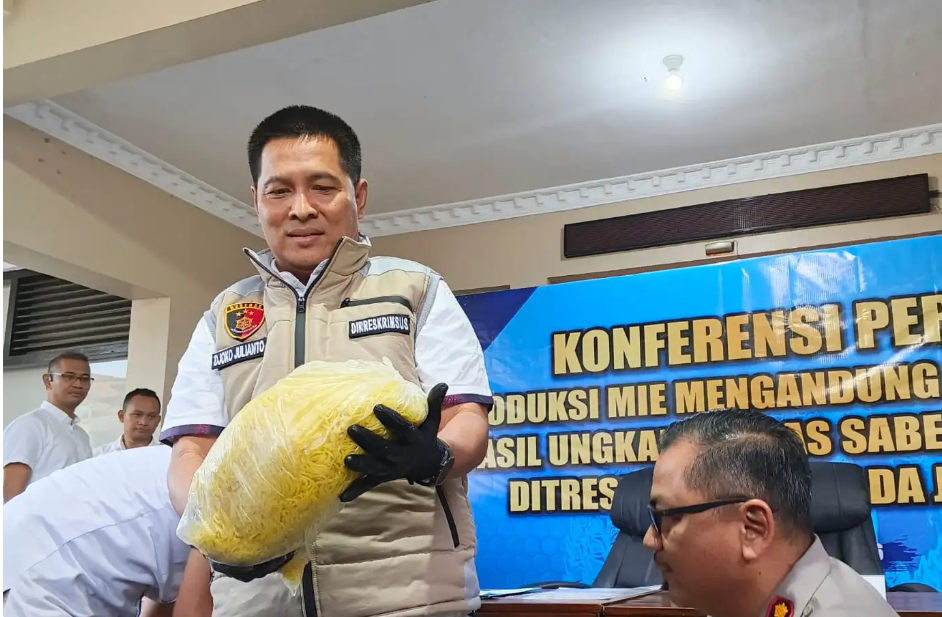 Dirreskrimsus Polda Jateng Kombes Pol Djoko Julianto menunjukkan barang bukti mi basah saat gelar perkara kasus produksi mi berformalin di Kantor Ditreskrimsus Polda Jateng, Rabu (11/3/2026).