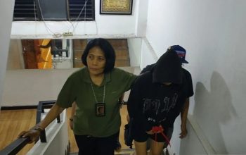 Seorang wanita berinisial IPS (22) diamankan petugas setelah tertangkap melakukan pencurian uang di sebuah minimarket di kawasan Gang Songsai, Tanah Sereal, Tambora, Jakarta Barat, Selasa (10/3/2026).