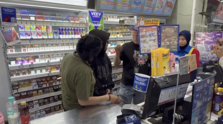 Seorang wanita berinisial IPS (22) diamankan petugas setelah tertangkap melakukan pencurian uang di sebuah minimarket di kawasan Gang Songsai, Tanah Sereal, Tambora, Jakarta Barat, Selasa (10/3/2026).