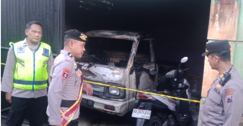 Penampakan mobil pikap dan sepeda motor milik Suwanto (53), warga Bowan, Delanggu, Klaten, yang terbakar di dalam garasi rumah, Rabu (11/3/2026) pagi.