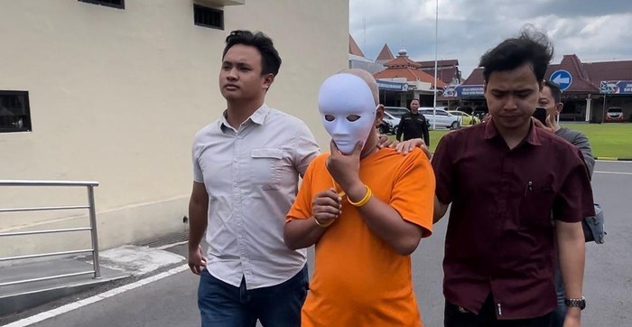 Tersangka EM (53) berjalan dengan pengawalan petugas Satreskrim Polres Mojokerto Kota saat ditunjukkan kepada awak media. Pria tersebut ditangkap atas dugaan kasus kekerasan seksual terhadap anak tirinya.