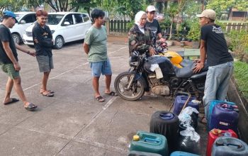 Kapolsek Pontianak Selatan AKP Inayatun Nurhasanah meminta keterangan sejumlah warga yang diduga melakukan penyalahgunaan BBM bersubsidi jenis Pertalite.