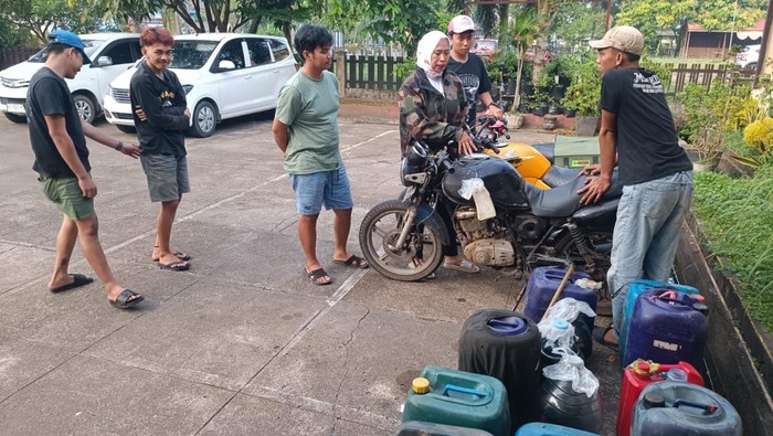 Kapolsek Pontianak Selatan AKP Inayatun Nurhasanah meminta keterangan sejumlah warga yang diduga melakukan penyalahgunaan BBM bersubsidi jenis Pertalite.