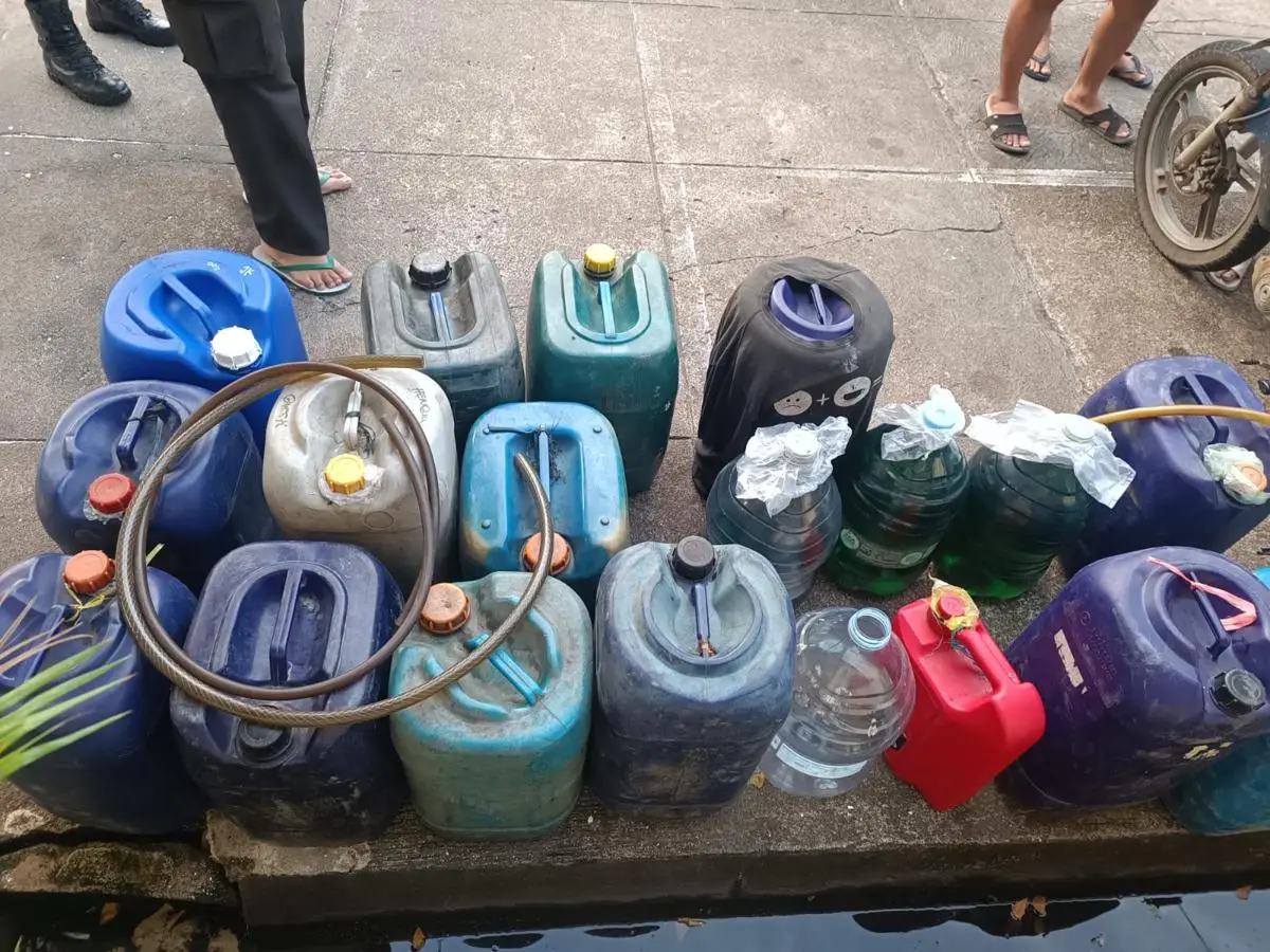 Polisi mengamankan sejumlah jerigen berisi BBM yang diduga terkait dengan praktik penyalahgunaan bahan bakar bersubsidi oleh lima orang di Pontianak.