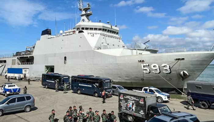 Ratusan Pemudik Asal Semarang Kembali ke Jakarta Naik Kapal Perang TNI AL