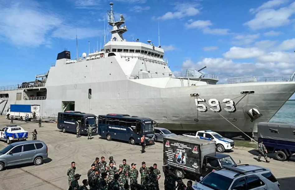 Kapal perang KRI Banda Aceh bersandar di Pelabuhan Tanjung Emas Semarang untuk mengangkut ratusan pemudik beserta sepeda motor dalam program arus balik Lebaran menuju Jakarta.
