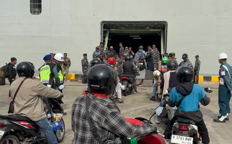 Pemudik dengan sepeda motor bersiap naik ke KRI Banda Aceh di Pelabuhan Tanjung Emas Semarang untuk perjalanan arus balik Lebaran menuju Jakarta.